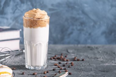 Fotokopi alanı olan mavi-gri arka planda nefis bir kahve içeceği. Dalgon kahvesi