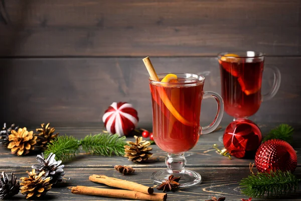 Dos copas con vino caliente, naranja y canela. Ambiente de Navidad y Año Nuevo. Foto cálida y acogedora Imagen de stock