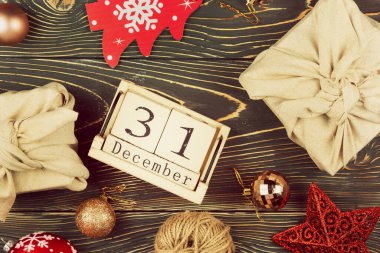 Ahşap bir arka planda Noel kompozisyonu. Kumaşa sarılı hediyeler, Sıfır Atık