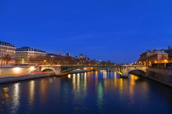 Floden Seine på natten i Paris, Frankrike. — Stockfoto