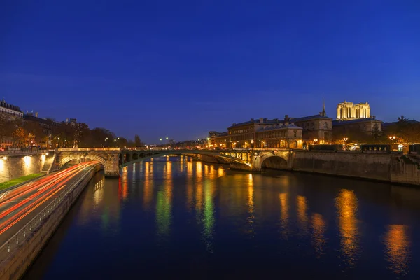 Floden Seine på natten i Paris, Frankrike. — Stockfoto