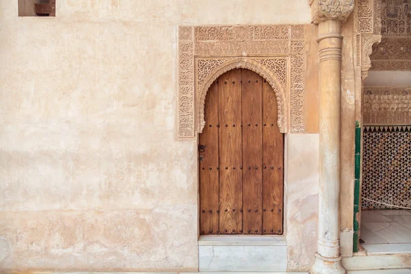 Porta árabe na Alhambra de Granada, Andaluzia, Espanha — Fotografia de Stock