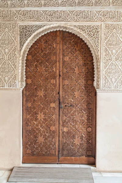Porta araba nell'Alhambra di Granada, Andalusia, Spagna — Foto Stock
