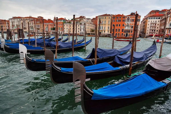 Gôndolas amarradas em Veneza, Italia — Fotografia de Stock
