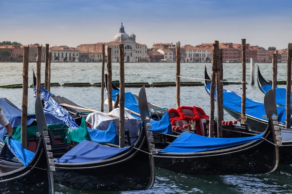 Festgemachte Gondeln in Venedig, Italien — Stockfoto