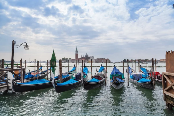 Пришвартованные гондолы в Венеции, Италия — стоковое фото