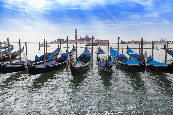 Góndolas amarradas en Venecia, Italia — Foto de Stock