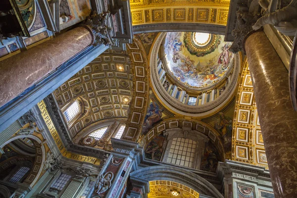 Intérieur de la basilique Saint-Pierre au Vatican . — Photo