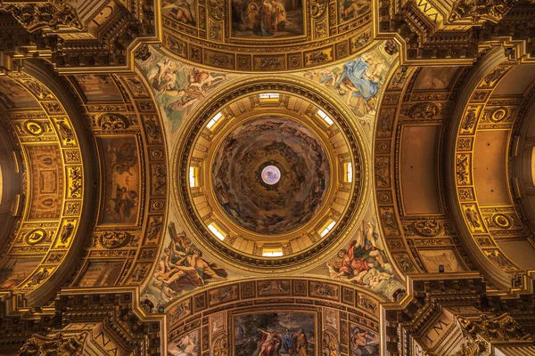 Rome, イタリアのサンタンドレア ・ デッラ ・ ヴァッレ聖堂のドームします。 — ストック写真