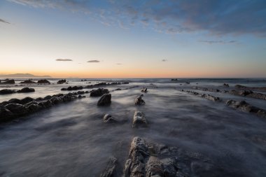 İpeksi dalgalar ve kayalar