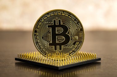 Bitcoin madeni para ve bilgisayar işlemci. Cryptocurrency ekonomi para.