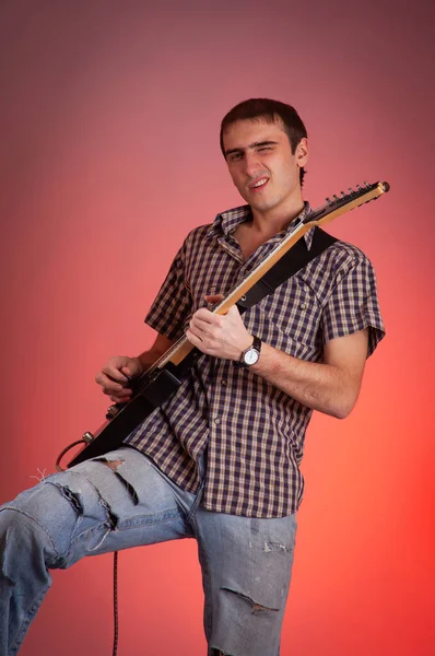 Expressive Pemuda Bermain Gitar Latar Belakang Merah Musisi Aula Yang — Stok Foto