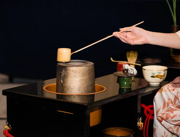 Japońska ceremonia picia herbaty jest perfomed przez Mistrz herbaty (płytkie Dof) — Zdjęcie stockowe