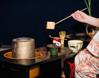 Japon çay töreni perfomed çay usta (sığ Dof tarafından dayanır)