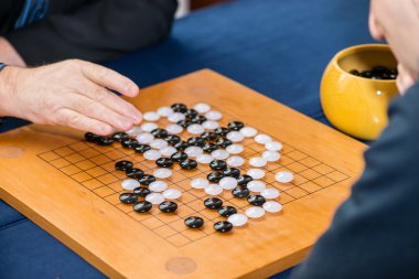 Ayrıntı Çin boardgame oynayan bir adam. Seçilen odak