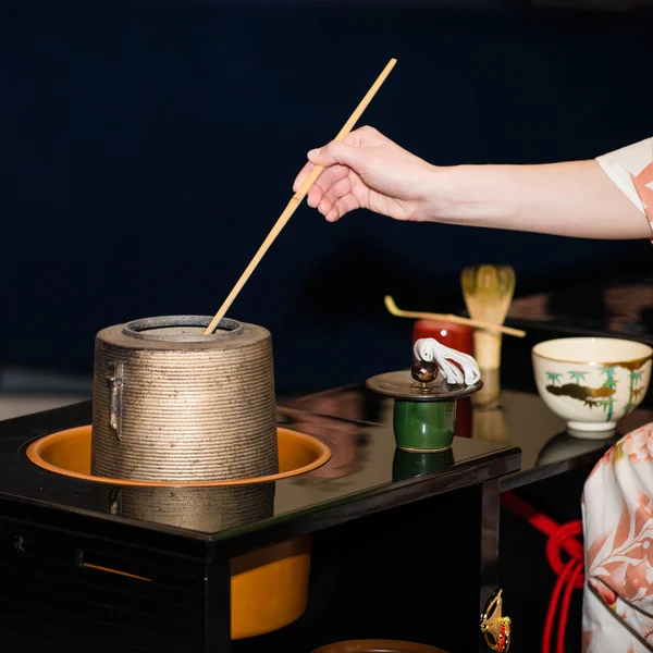 Japanese tea ceremony is perfomed by tea master (shallow DOF) — Stock Photo, Image