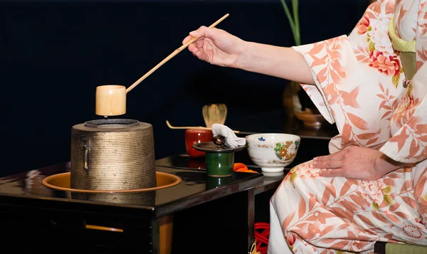 Japanese tea ceremony is perfomed by tea master (shallow DOF) — Stock Photo, Image