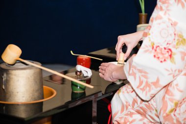 Japon çay töreni perfomed çay usta (sığ Dof tarafından dayanır)