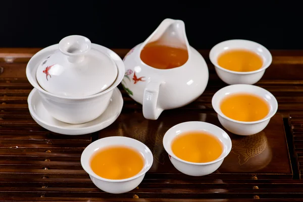 Chinese tea service cup of hot tea, close-up, on black backgroun — Stock Photo, Image