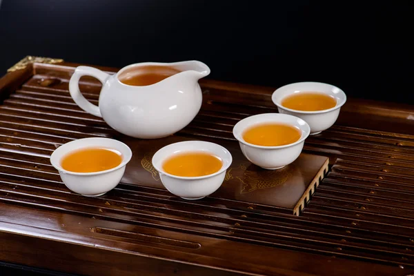 Chinese tea service cup of hot green tea, close-up, on black bac — Stock Photo, Image