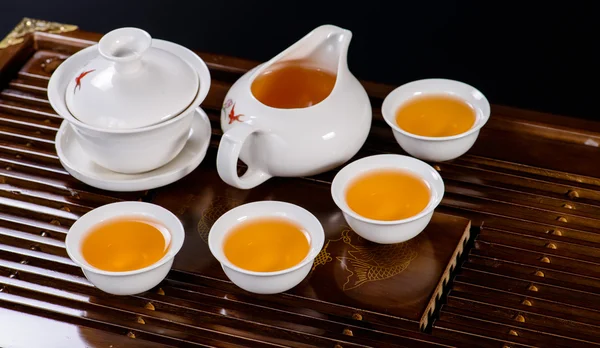 Κινεζική υπηρεσία τσαγιού φλιτζάνι ζεστό τσάι πράσινο, γκρο πλαν, στο μαύρο bac — Φωτογραφία Αρχείου