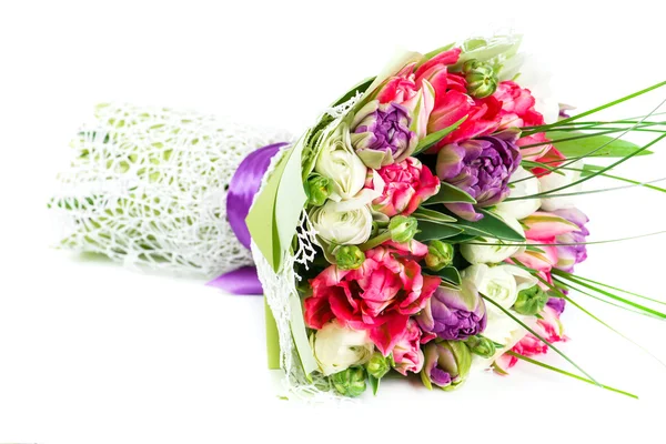 Bouquet exotique lumineux de différentes tulipes de couleur et ranunkulyus — Photo