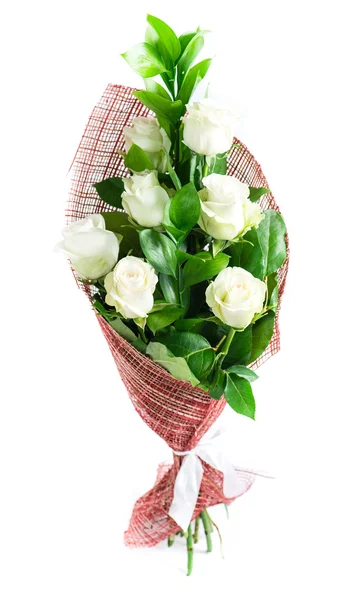 Ramo de rosas blancas en el embalaje, aislado sobre fondo blanco — Foto de Stock