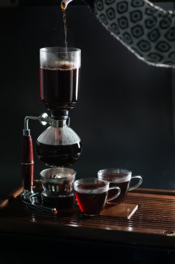 Sifon, siyah arka plan üzerine sığ Dof Puer çay