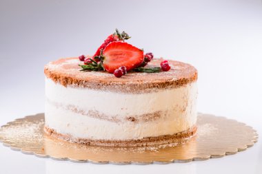 Pasta krema, hafif bir backgrou üzerinde çilek ile süslenmiş ile