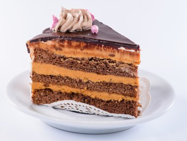 pasta beyaz bir plaka üzerinde