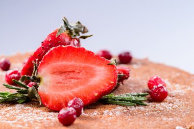 closeup dekorasyon taze çilek ve kızılcık san üzerinde