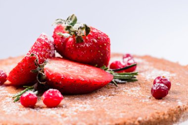 closeup dekorasyon taze çilek ve kızılcık san üzerinde