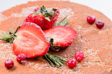 closeup dekorasyon taze çilek ve kızılcık san üzerinde