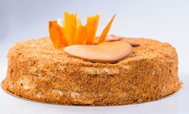 Kum kek karamel ve gingerbread kalp, sel şeklinde