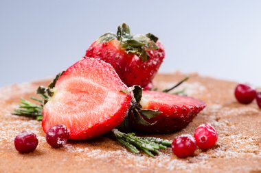 closeup dekorasyon taze çilek ve kızılcık san üzerinde