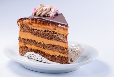 pasta beyaz bir plaka üzerinde