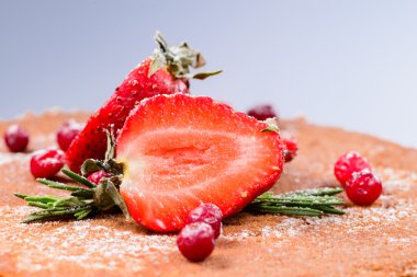 closeup dekorasyon taze çilek ve kızılcık san üzerinde
