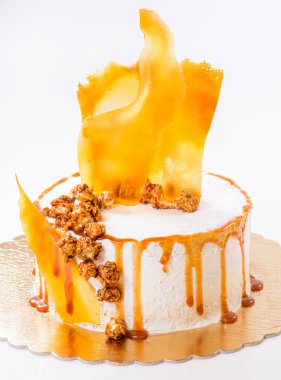 WHI üzerinde izole karamelli patlamış mısır, seçici odak ile kum pasta