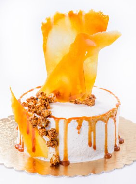 WHI üzerinde izole karamelli patlamış mısır, seçici odak ile kum pasta