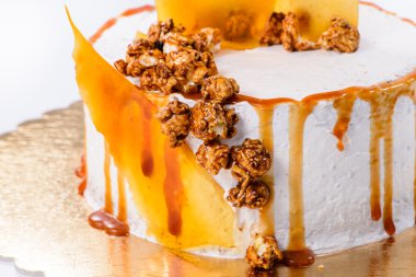 closeup kum kek karamelli patlamış mısır ile seçici odak