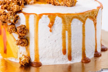 closeup kum kek karamelli patlamış mısır ile seçici odak