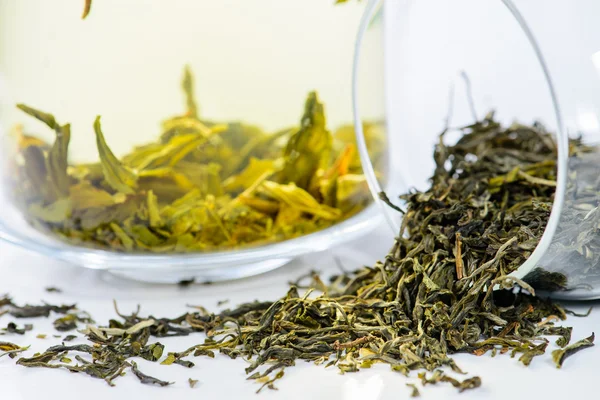 Nahaufnahme von grünem Tee mengding und aufgebrühtem Tee in einer Teekanne, soll — Stockfoto