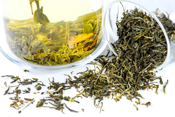 Primer plano de té verde Mengding y té elaborado en una tetera, deberá —  Fotos de Stock