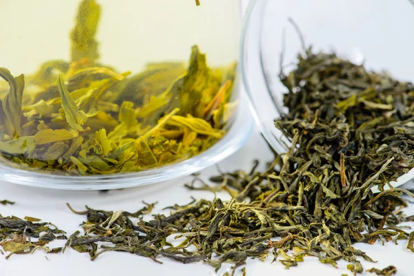 Primer plano de té verde Mengding y té elaborado en una tetera, deberá —  Fotos de Stock