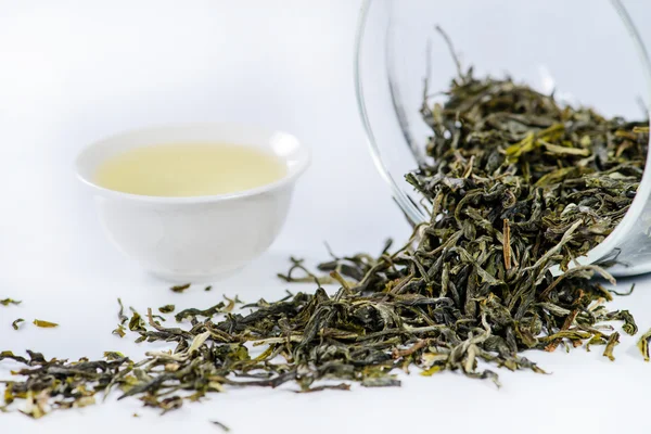 Té verde Mengding, elaborado en una taza y té disperso, poco profundo D —  Fotos de Stock