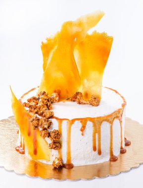 WHI üzerinde izole karamelli patlamış mısır, seçici odak ile kum pasta