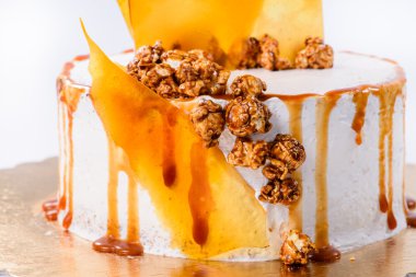 closeup kum kek karamelli patlamış mısır ile seçici odak