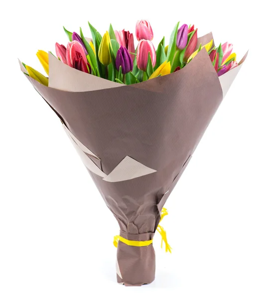 Ramo de 25 tulipanes de colores en papel kraft, aislado en blanco — Foto de Stock