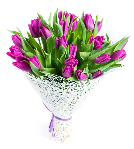 Bouquet de 25 tulipes violettes, isolées sur fond blanc, doit — Photo