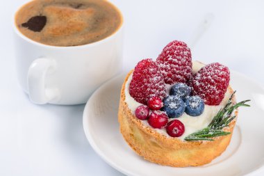 Hala taze ahududu, yaban mersini ve kızılcık pastayla, 